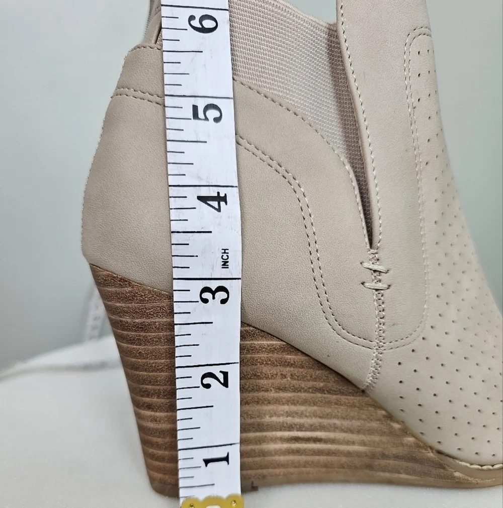 NEW Women's DV by Dolce Vita GERDY Bootie Cream Beige